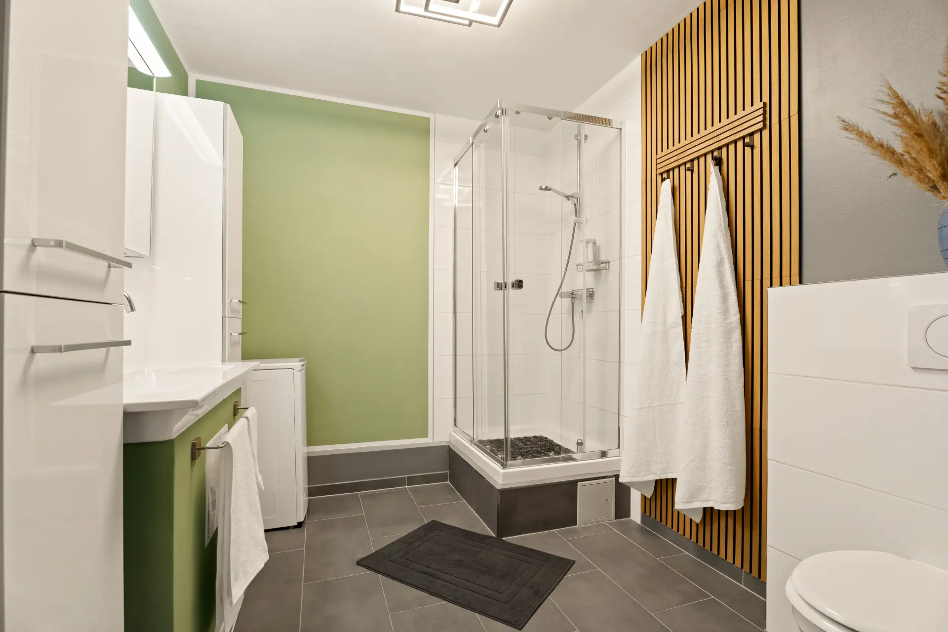 Sauberes Badezimmer mit ebenerdiger Dusche