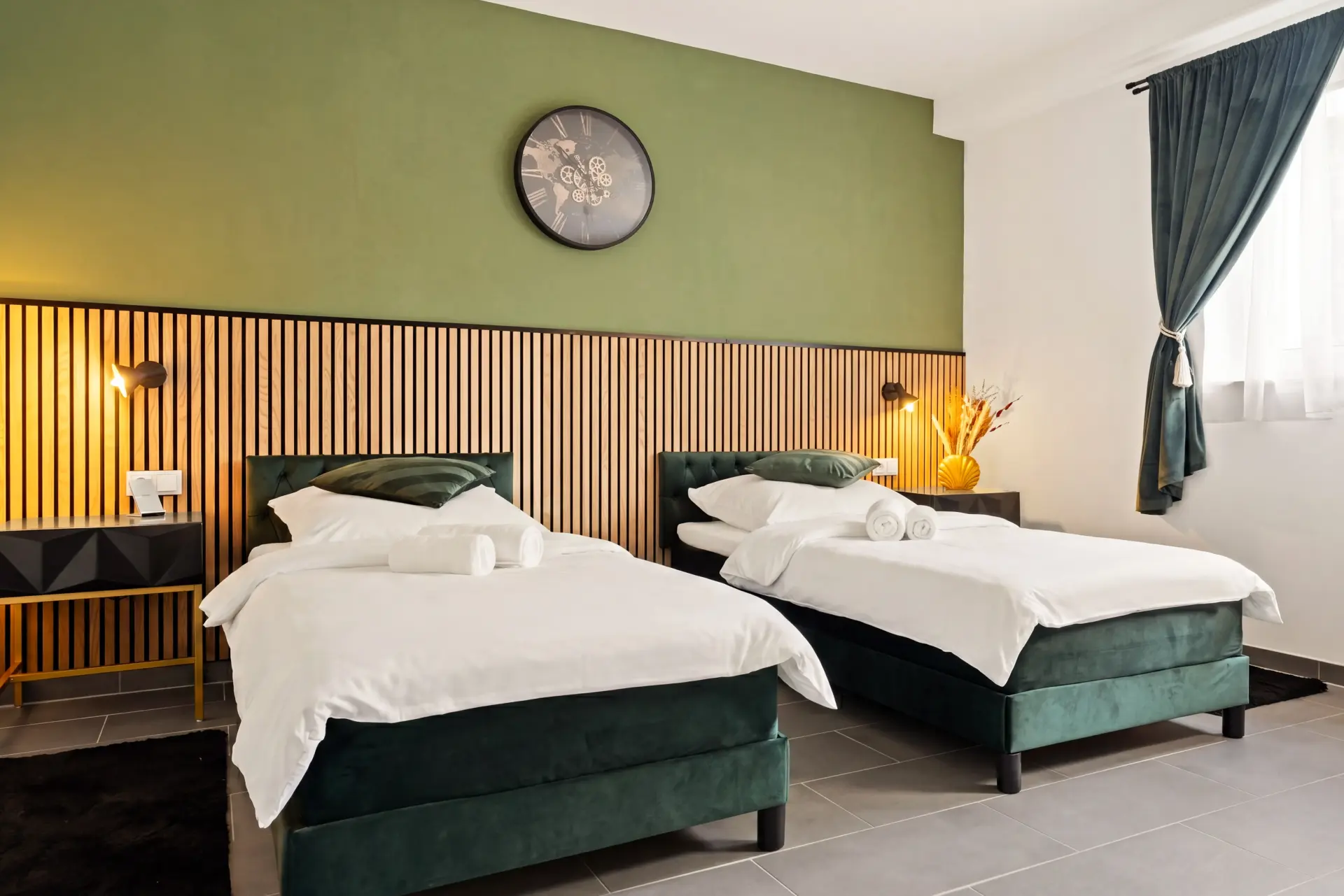 Schlafzimmer mit komfortablen Einzelbetten