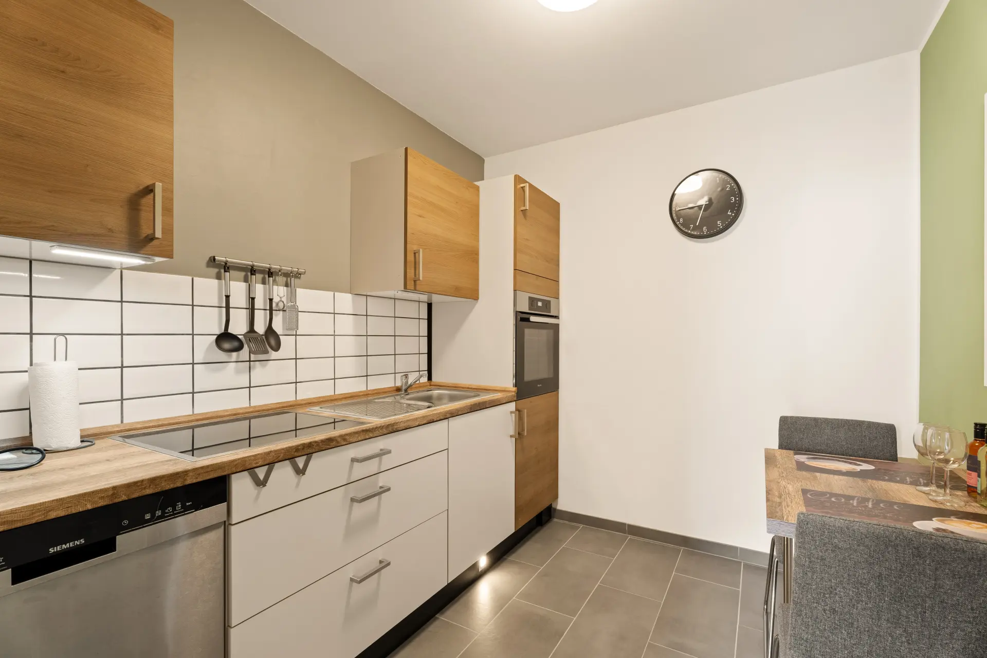 Moderne Küche mit Induktionskochfeld und Geschirrspüler