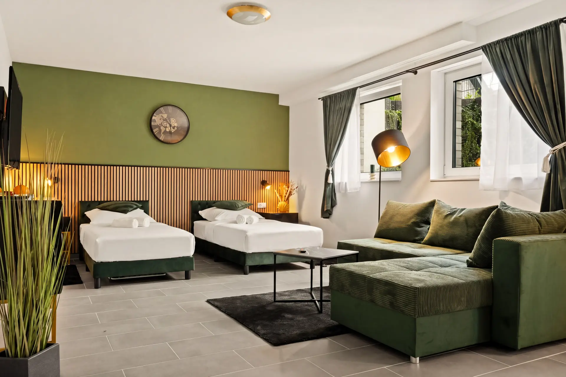 Modernes Wohnzimmer der Modo Apartments Ferienwohnung mit Sofa und Smart-TV